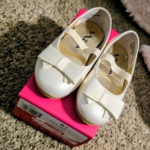 Ivory Patent Leather Girls Shoes With Bow Detail